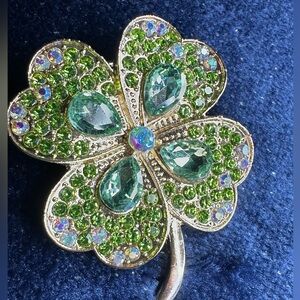 Beautiful green sparkly jeweled shamrock pin 💚